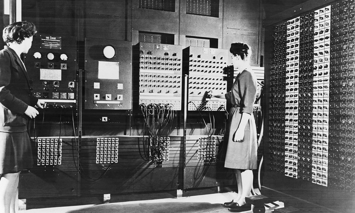 Betty Jean Jennings [izquierda] y Frances Bilas operan el panel de control principal de ENIAC.