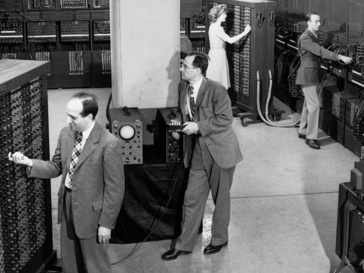 J. Presper Eckert, John Mauchley, Betty Jean Jennings y Herman Goldstine frente a ENIAC.