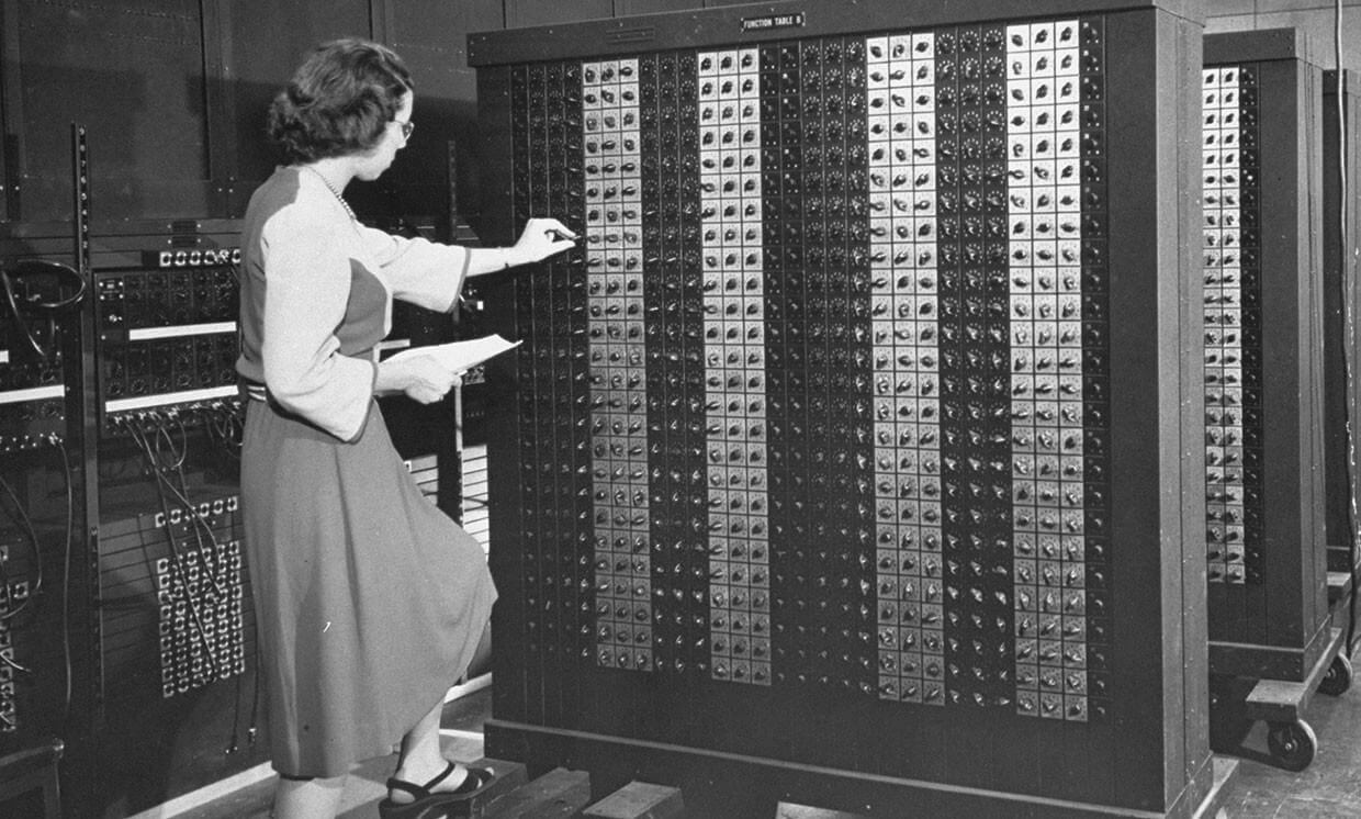 Elizabeth "Betty" Snyder trabajando en ENIAC.