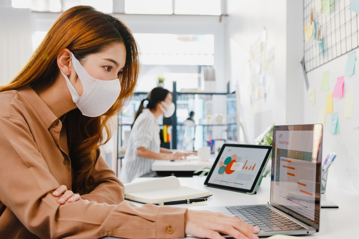 Mujer ingeniera residente en pandemia