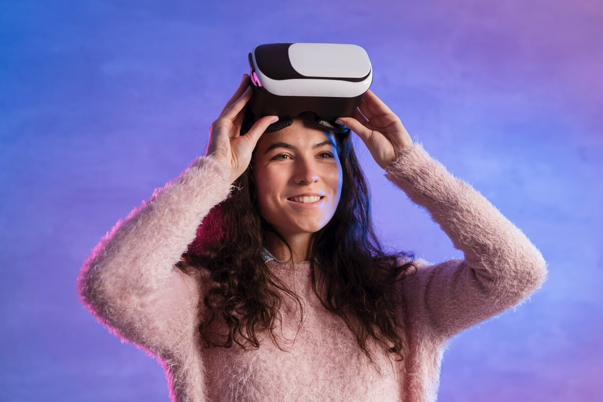 Mujer ingeniera usando lentes de realidad virtual
