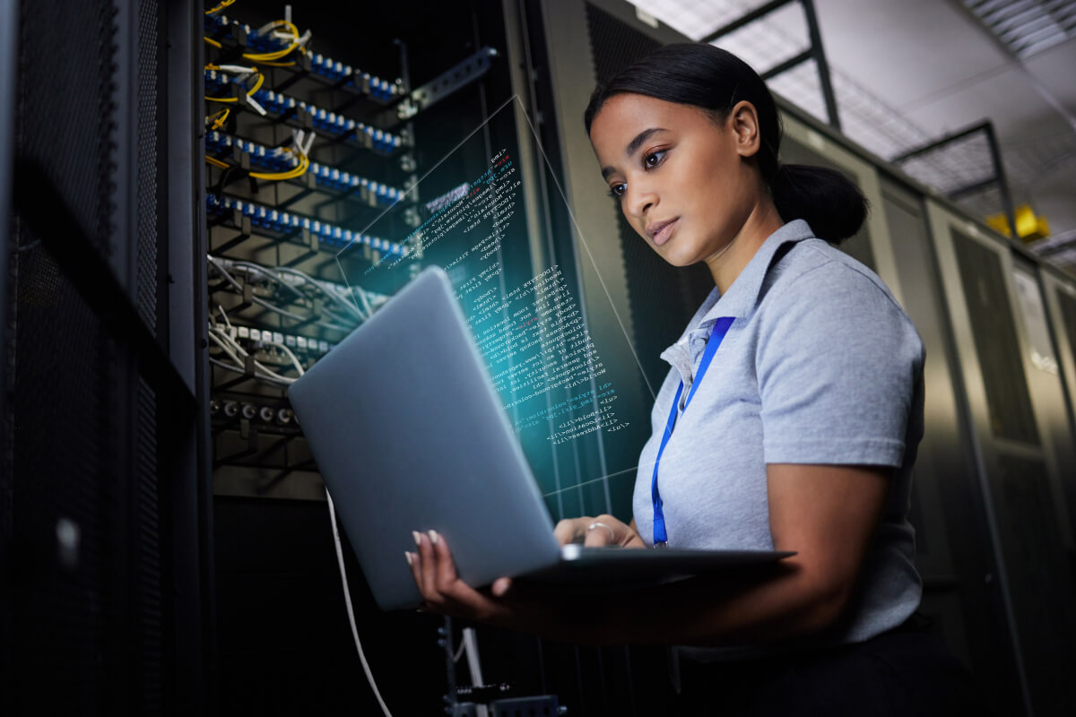 Ingeniera en Sistemas Computacionales en un centro de datos