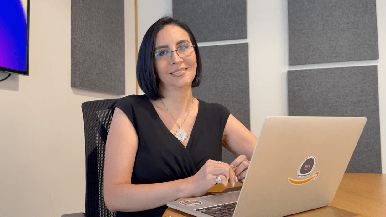 Karla Wong, Ingeniera de Computación y Sistemas de AWS